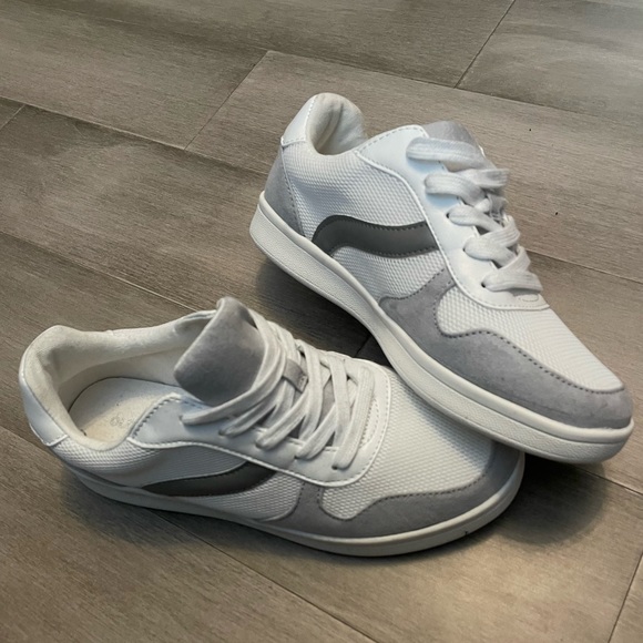 Womens Fashion Sneaker SIZE 7 - Picture 2 of 2